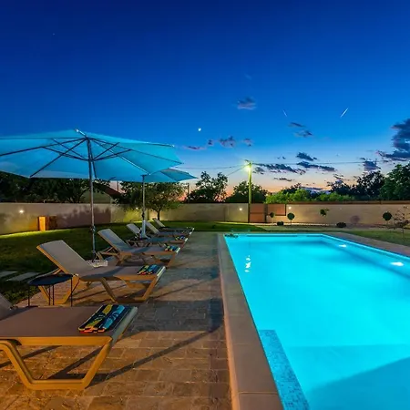 S&i Peaceful With Pool & Jacuzzi بيت للعطل Galovac (Zadar)