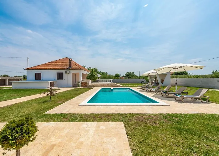 S&i Peaceful With Pool & Jacuzzi بيت للعطل