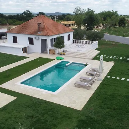 S&i Peaceful With Pool & Jacuzzi Holiday home