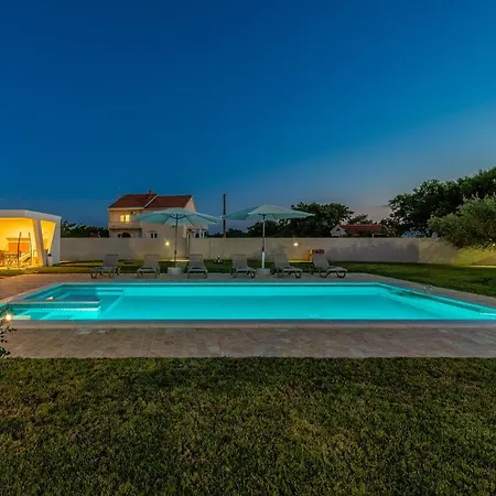 S&i Peaceful With Pool & Jacuzzi Holiday home