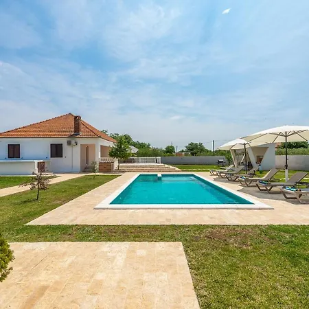 S&i Peaceful With Pool & Jacuzzi Casa de Férias