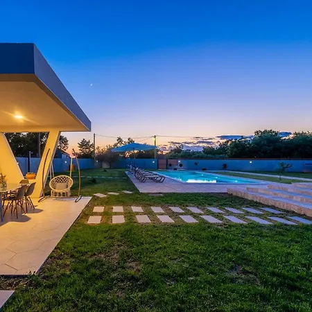 S&i Peaceful With Pool & Jacuzzi Holiday home