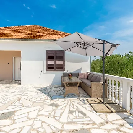 S&i Peaceful With Pool & Jacuzzi Casa de Férias Galovac (Zadar)