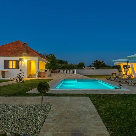 S&i Peaceful With Pool & Jacuzzi Casa de Férias
