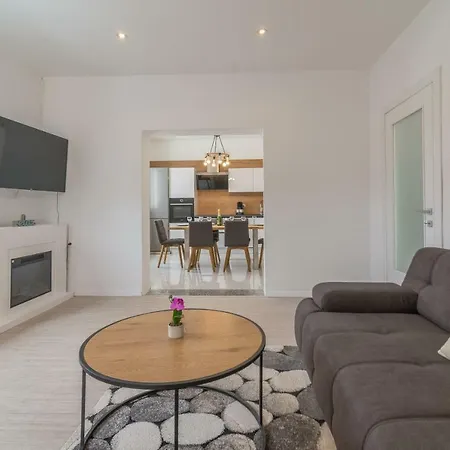 S&i Peaceful With Pool & Jacuzzi Holiday home *