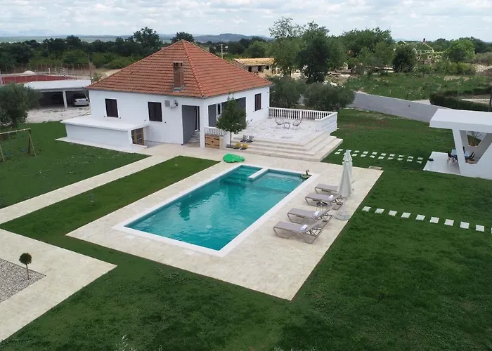 S&i Peaceful With Pool & Jacuzzi Дом отдыха